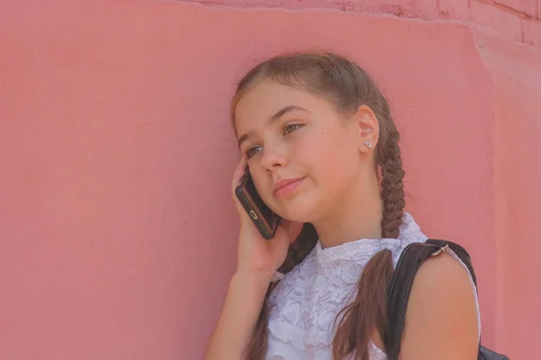 Close up retrato de pouco bonito menina elegante criança perto de parede vermelha como fundo — Fotografia de Stock