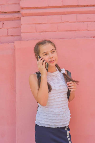 Close up retrato de pouco bonito menina elegante criança perto de parede vermelha como fundo — Fotografia de Stock