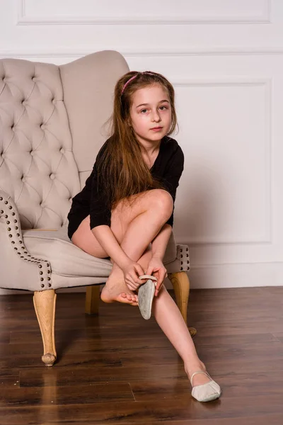 Little fashion model in dress photo in photostudio backstage — Stock Photo, Image