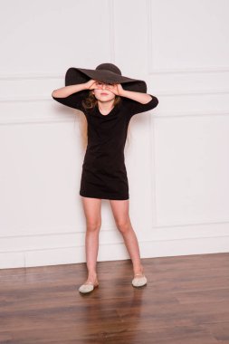 Backstage PhotoStudio içinde elbise fotoğrafı küçük moda modeli