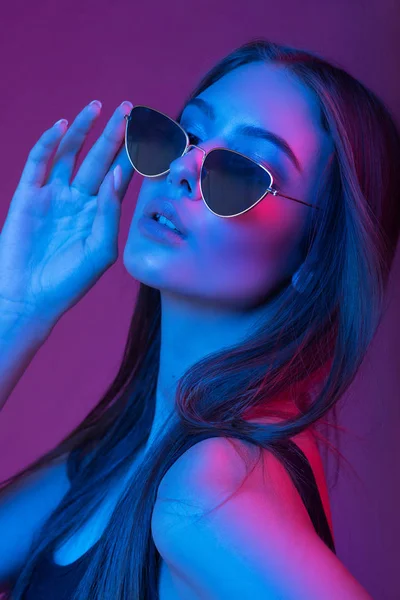 Retrato de una chica, modelo rodado en una larga exposición en el estudio con filtros de color. Retrato, moda, belleza, brillo . — Foto de Stock