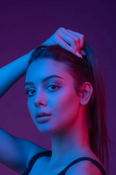 Bir kız portre renk filtreleri ile stüdyoda uzun pozlama üzerinde atış modeli. Portre, moda, güzellik, parlaklık. — Stok fotoğraf