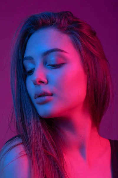 Portret van een meisje, model geschoten in de studio met kleurfilters. Portret, mode, schoonheid, gloed. — Stockfoto