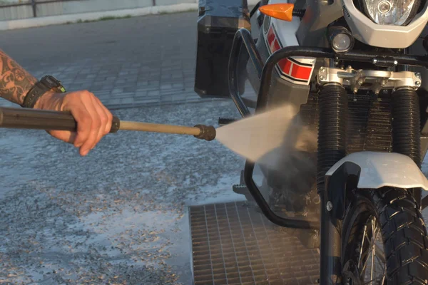 Мотоцикл Автомийка Мотоцикл Великий велосипед очищення з впорскуванням піни — стокове фото