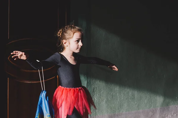 Petite ballerine tutu rouge. Fille danse . — Photo