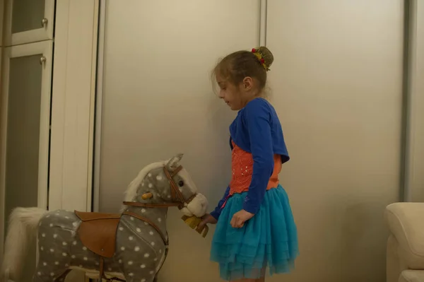 Menina brinca com uma maca de cavalo — Fotografia de Stock