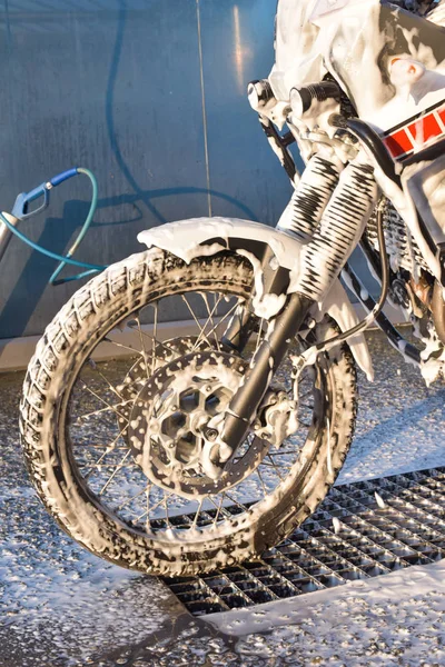 Motocyklové mytí motocykl velké kolo čištění pomocí pěnové injekce — Stock fotografie