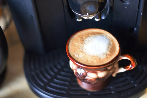 Café. Acabada de fazer Flat White. Bebida de café cappuccino em uma xícara marrom — Fotografia de Stock