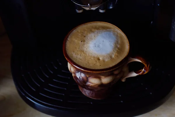 Café. Recién hecho Flat White. Bebida de café capuchino en una taza marrón —  Fotos de Stock