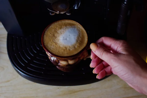 Café. Acabada de fazer Flat White. Bebida de café cappuccino em uma xícara marrom — Fotografia de Stock