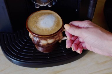 Kahve. Taze yapılmış Düz Beyaz. Kahverengi bir fincan cappuccino kahve içeceği