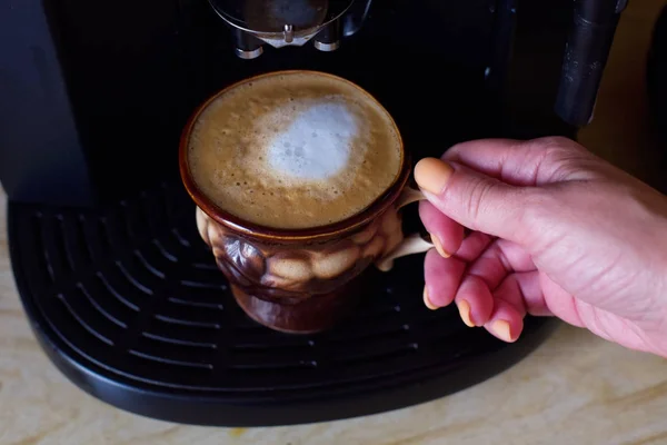 Café. Acabada de fazer Flat White. Bebida de café cappuccino em uma xícara marrom — Fotografia de Stock