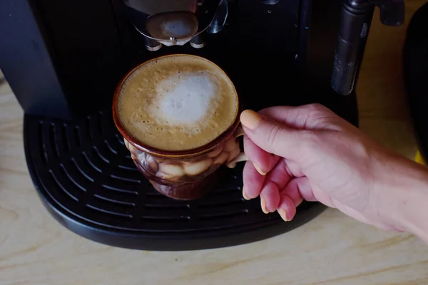 Du café. Fraîchement fait blanc plat. Café cappuccino dans une tasse brune — Photo