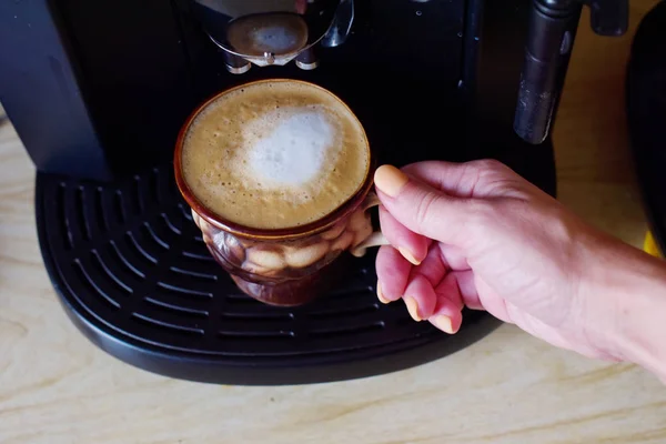 Du café. Fraîchement fait blanc plat. Café cappuccino dans une tasse brune — Photo