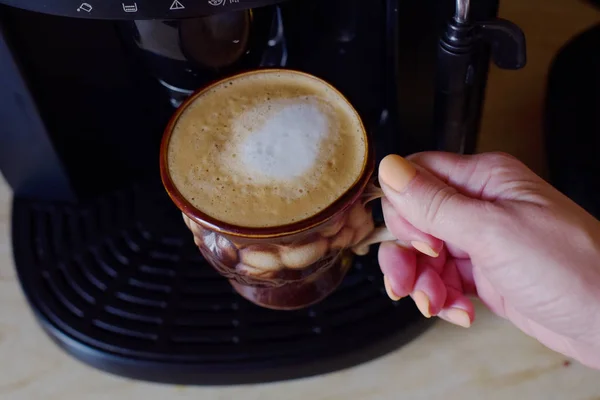 Kaffee. frisch gemachtes flaches Weiß. Cappuccino-Kaffeetrinken in einer braunen Tasse — Stockfoto