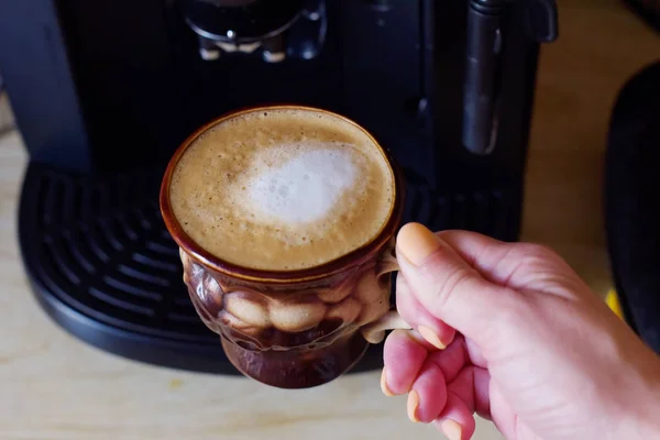 Kawa. Świeżo wykonany płaski biały. Filiżanka kawy cappuccino w brązowym kubkiem — Zdjęcie stockowe