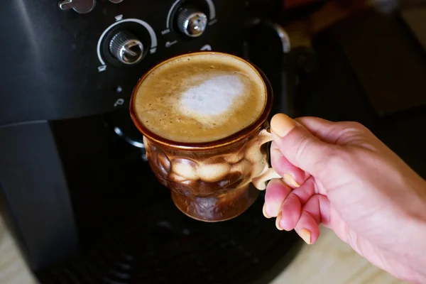 Café. Acabada de fazer Flat White. Bebida de café cappuccino em uma xícara marrom — Fotografia de Stock
