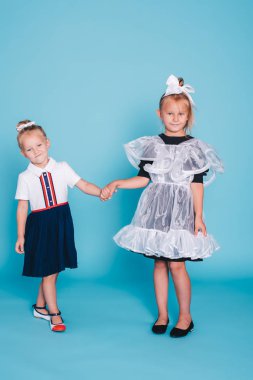 Okula geri dön. Mavi arka planda iki kız öğrenci