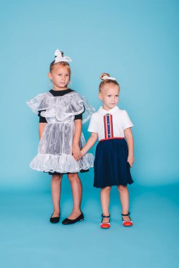 Okula geri dön. Mavi arka planda iki kız öğrenci