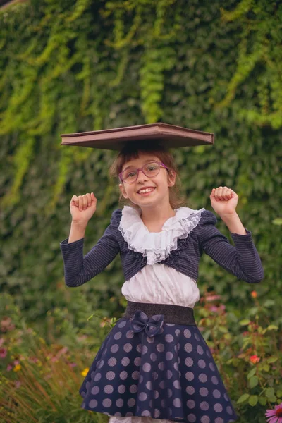 Školka s velkým hnědým poznámkovým blokem na pozadí zeleně. — Stock fotografie