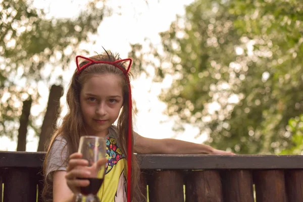 어린 소녀 음료 a 갈색 음료 — 스톡 사진