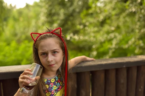 小さな女の子は茶色の飲み物を飲む — ストック写真