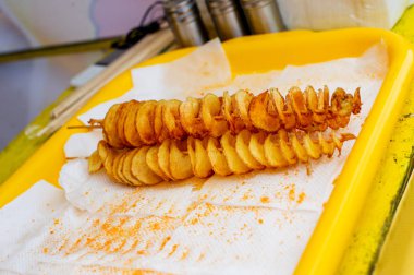 Spiral patatesler kızartılmış, tahta çubuklar, spiral. Pazarda gıda satışı.