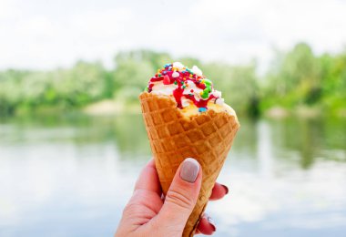 dondurma kaplı ve strewed sprinkles ile gofret konisi komik yaratıcı kavramı