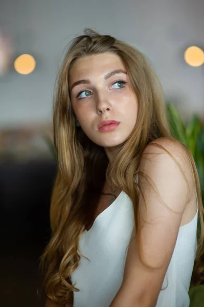 Lány kék szeme ült a városi kávézóban. nő, barna hullámos frizura. Életmódbeli koncepció. — Stock Fotó