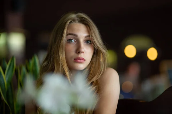 Flicka med blå ögon sitter på Urban Café. kvinna med brun vågig frisyr. Livsstilskoncept. — Stockfoto