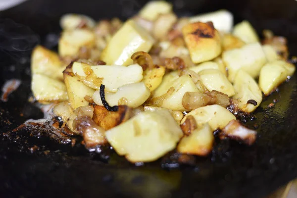 Cocinar patatas fritas en condiciones al aire libre en el fuego. Fuego patatas fritas —  Fotos de Stock