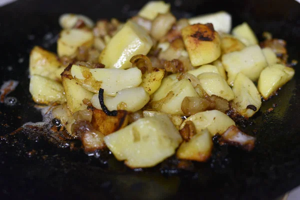 Μαγείρεμα τηγανισμένων γεωμήλων σε εξωτερικές συνθήκες φωτιάς. Φωτιά τηγανιτές πατάτες — Φωτογραφία Αρχείου