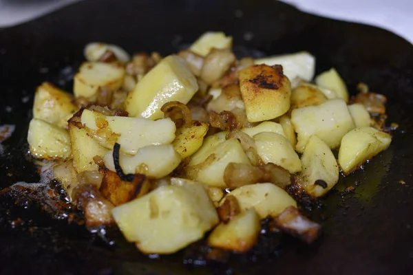 Cocinar patatas fritas en condiciones al aire libre en el fuego. Fuego patatas fritas —  Fotos de Stock
