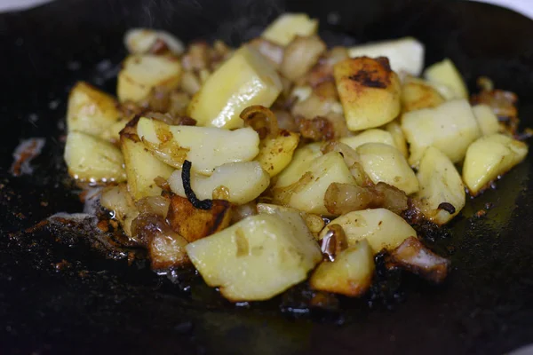 Μαγείρεμα τηγανισμένων γεωμήλων σε εξωτερικές συνθήκες φωτιάς. Φωτιά τηγανιτές πατάτες — Φωτογραφία Αρχείου