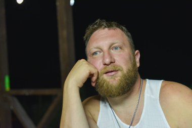 Yaz aylarında kırmızı sakallı hipster. Beyaz gömlekli kırmızı sakallı bir adam.