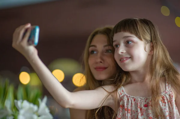 Fata face un selfie cu mama sau sora ei — Fotografie, imagine de stoc