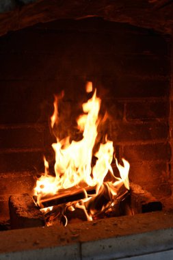 Fırında odun yanıyor. Fırında odun yanıyor.