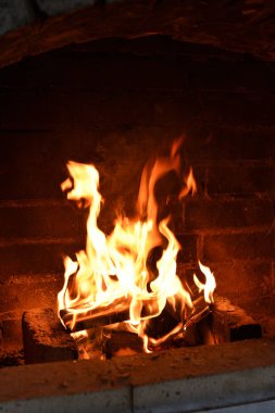Fırında odun yanıyor. Fırında odun yanıyor.