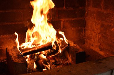 Fırında odun yanıyor. Fırında odun yanıyor.