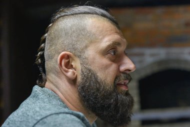 Şöminenin arka planında sakallı adam