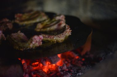 Pirzola fırında kazıkta kavrulmuş.