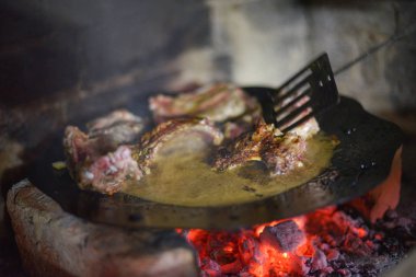 Pirzola fırında kazıkta kavrulmuş.