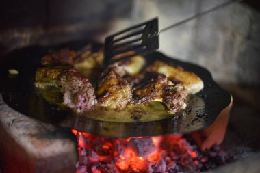 Pirzola fırında kazıkta kavrulmuş.