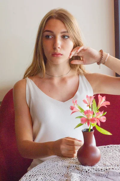 Chica con ojos azules sentada en la cafetería urbana. mujer con peinado ondulado marrón. Concepto de estilo de vida . — Foto de Stock