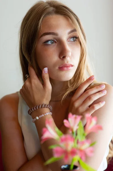 Chica con ojos azules sentada en la cafetería urbana. mujer con peinado ondulado marrón. Concepto de estilo de vida . — Foto de Stock