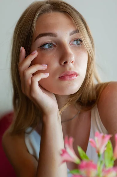 Mädchen mit blauen Augen, die auf einem städtischen Café sitzen. Frau mit brauner welliger Frisur. Lifestylekonzept. — Stockfoto