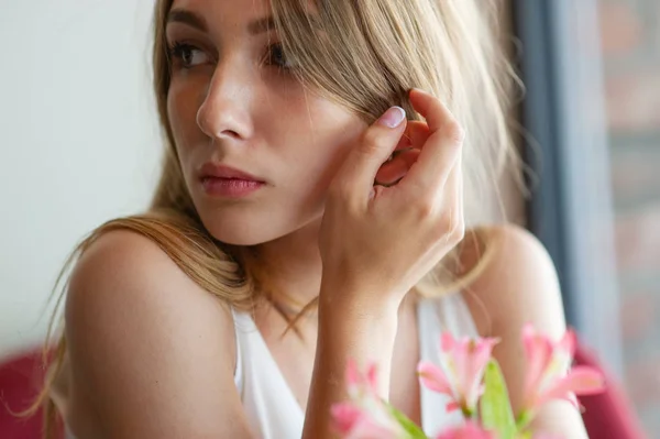 Chica con ojos azules sentada en la cafetería urbana. mujer con peinado ondulado marrón. Concepto de estilo de vida . — Foto de Stock