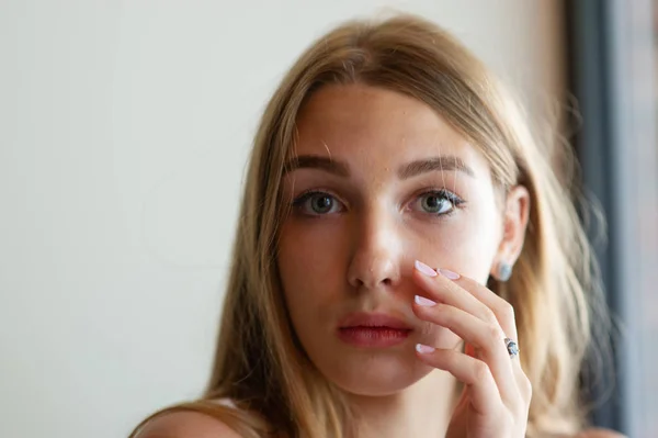 Chica con ojos azules sentada en la cafetería urbana. mujer con peinado ondulado marrón. Concepto de estilo de vida . — Foto de Stock