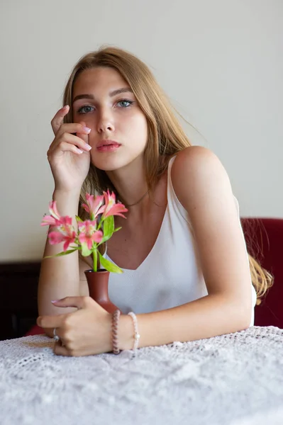 Meisje met blauwe ogen zittend op Urban café. vrouw met bruine golvende kapsel. Lifestyle concept. — Stockfoto