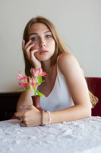 Meisje met blauwe ogen zittend op Urban café. vrouw met bruine golvende kapsel. Lifestyle concept. — Stockfoto